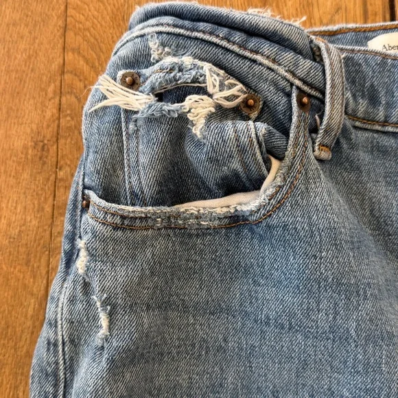 Abercrombie & Fitch Light Wash Raw Hem The '90s Relaxed Jean High Rise Size 4 - Picture 6 of 7